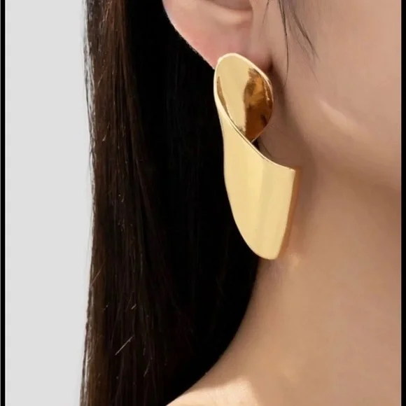 Elegant Gold-Tone Earrings - Picture 2 of 4